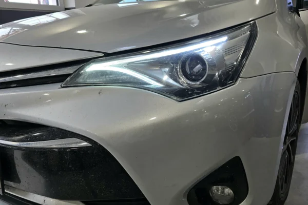 dobre-svietime-toyota-avensis-5